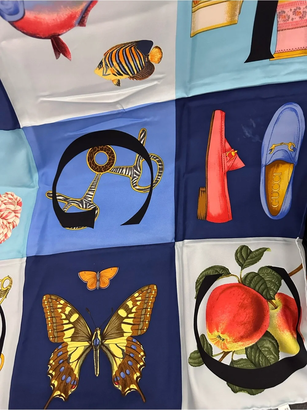 GUCCI❤️🌟VIBRANT MULTI-PRINT FLORAL,BUTTERFLIES,HANDBAGS SILK SCARF ITEM 1073583
